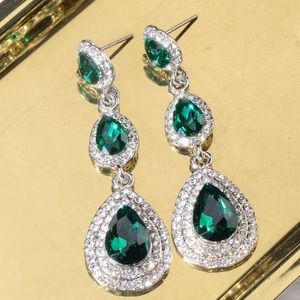 Emerald green rhinestone fashion earrings